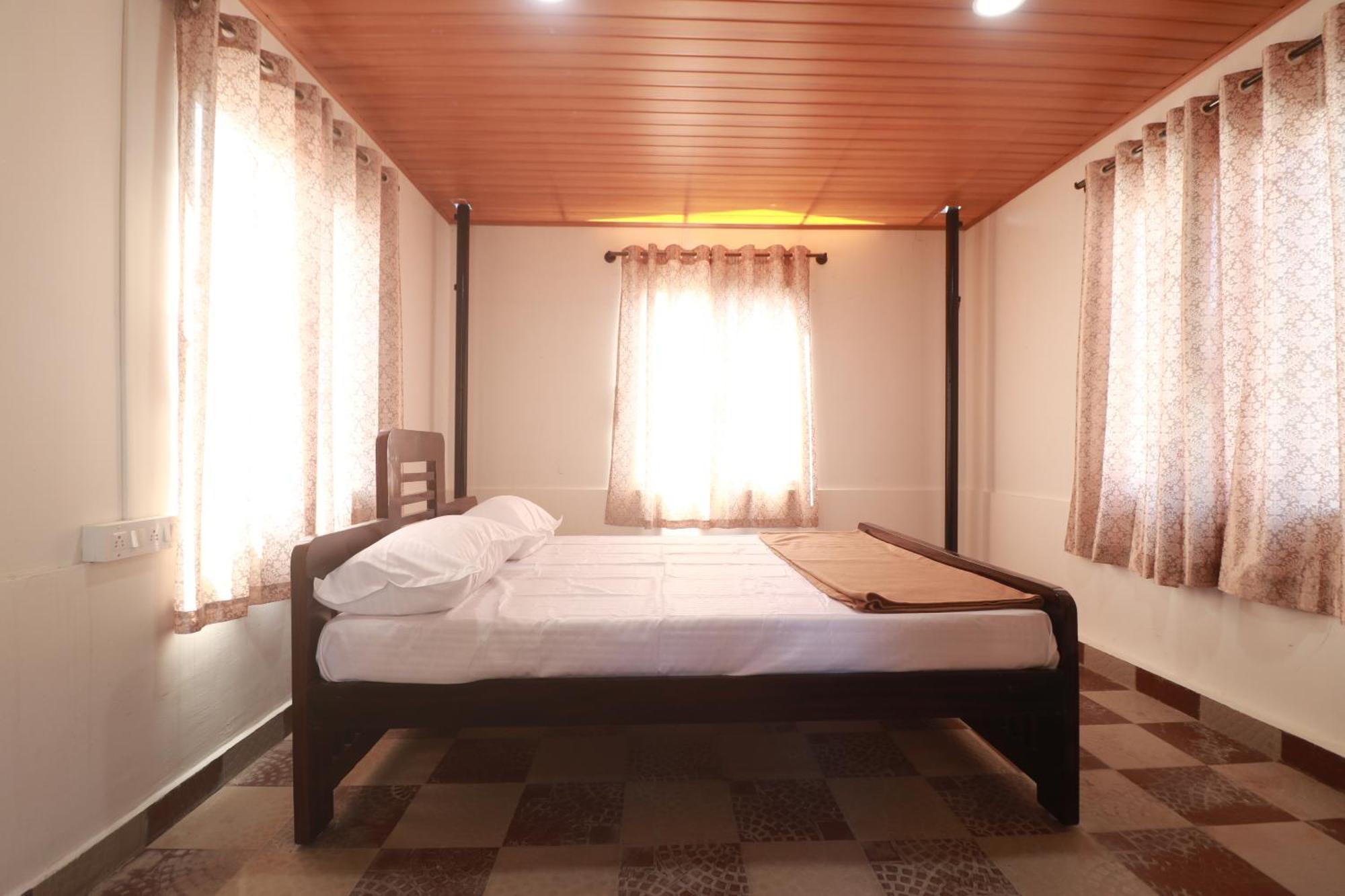 Flintstone Home Kushalnagar Exterior photo